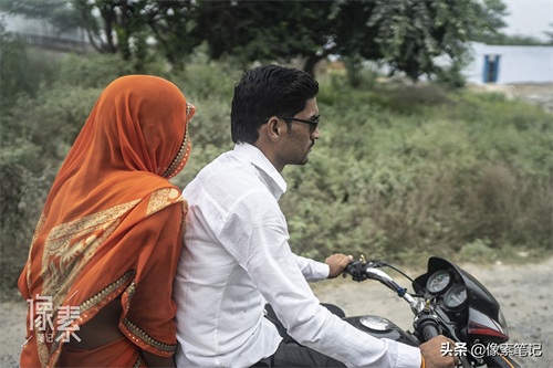 为何印度一辆摩托车可以坐几十人,原来是用航母甲板造的