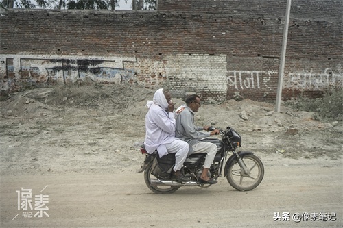 为何印度一辆摩托车可以坐几十人,原来是用航母甲板造的