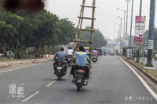 为何印度一辆摩托车可以坐几十人,原来是用航母甲板造的